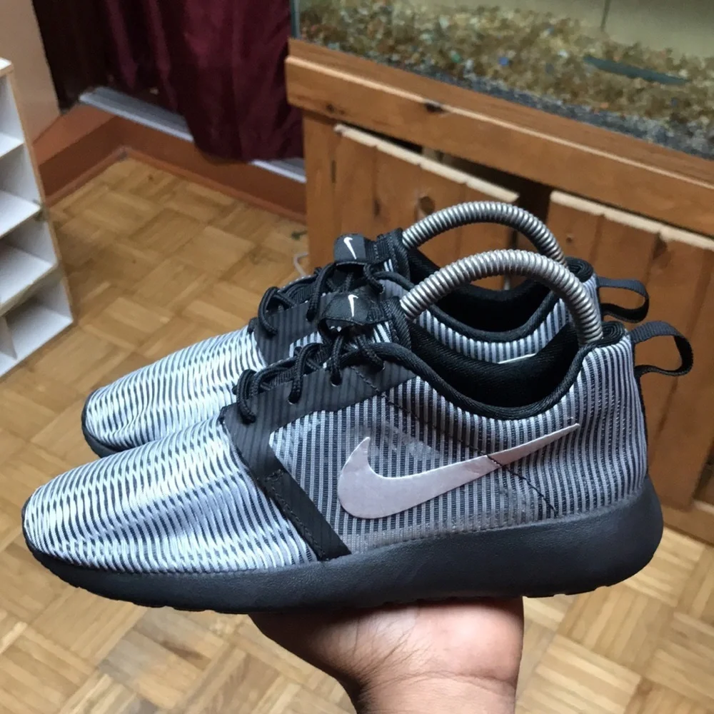 Nike Roshe Run Flight Weight “Black Silver”